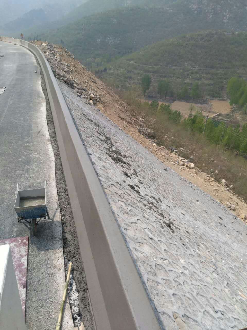 無論何種工況，路緣石滑模機(jī)都能完美運行